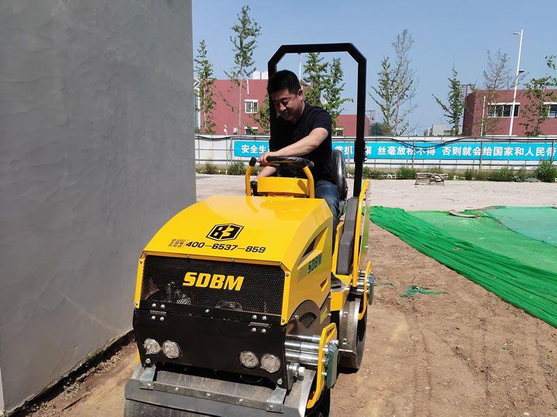 座駕振動(dòng)壓路機(jī)在惡劣環(huán)境下如何工作？