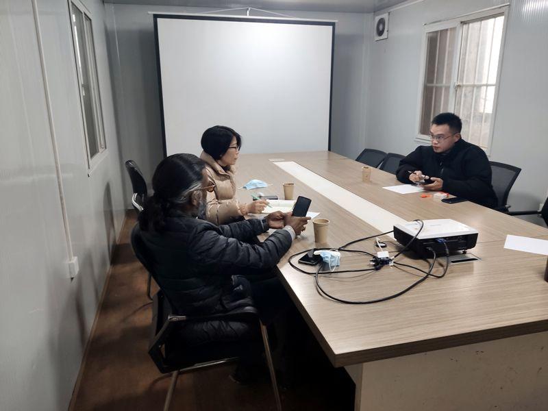 國(guó)外客戶來我廠考察，試駕奔馬小型壓路機(jī)