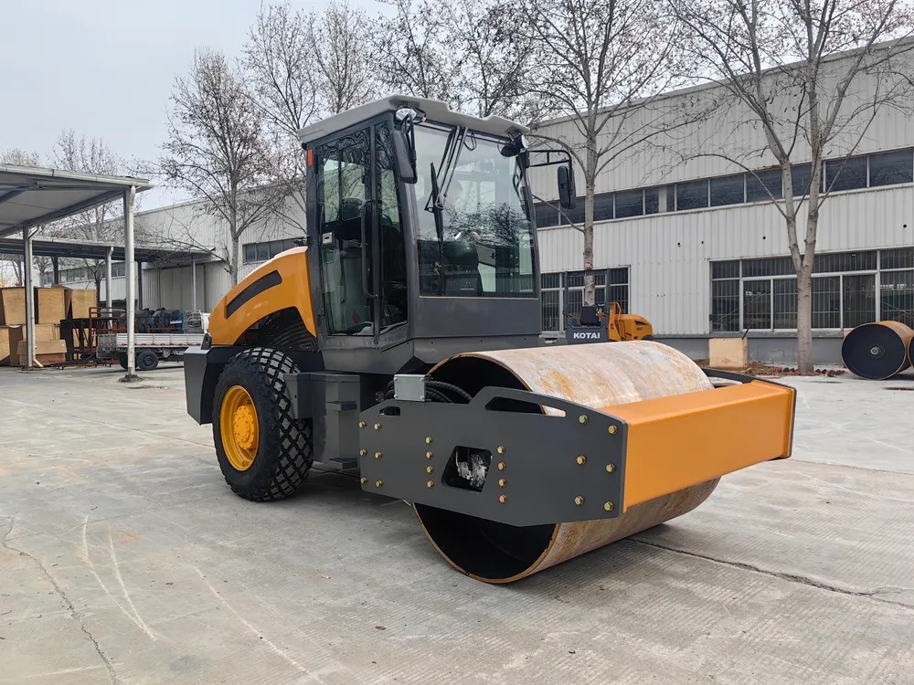 新款8噸座駕式單鋼輪壓路機(jī)BM8000