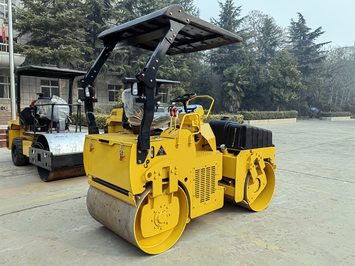 鉸接式雙鋼輪振動(dòng)壓路機(jī)BM3.5F-4